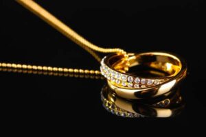 Złota biżuteria: Klasyczny dodatek, który nigdy nie wychodzi z mody